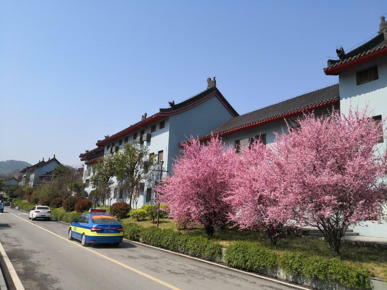 Wudangshan Yinjie Holiday Hotel Danjiangkou Экстерьер фото